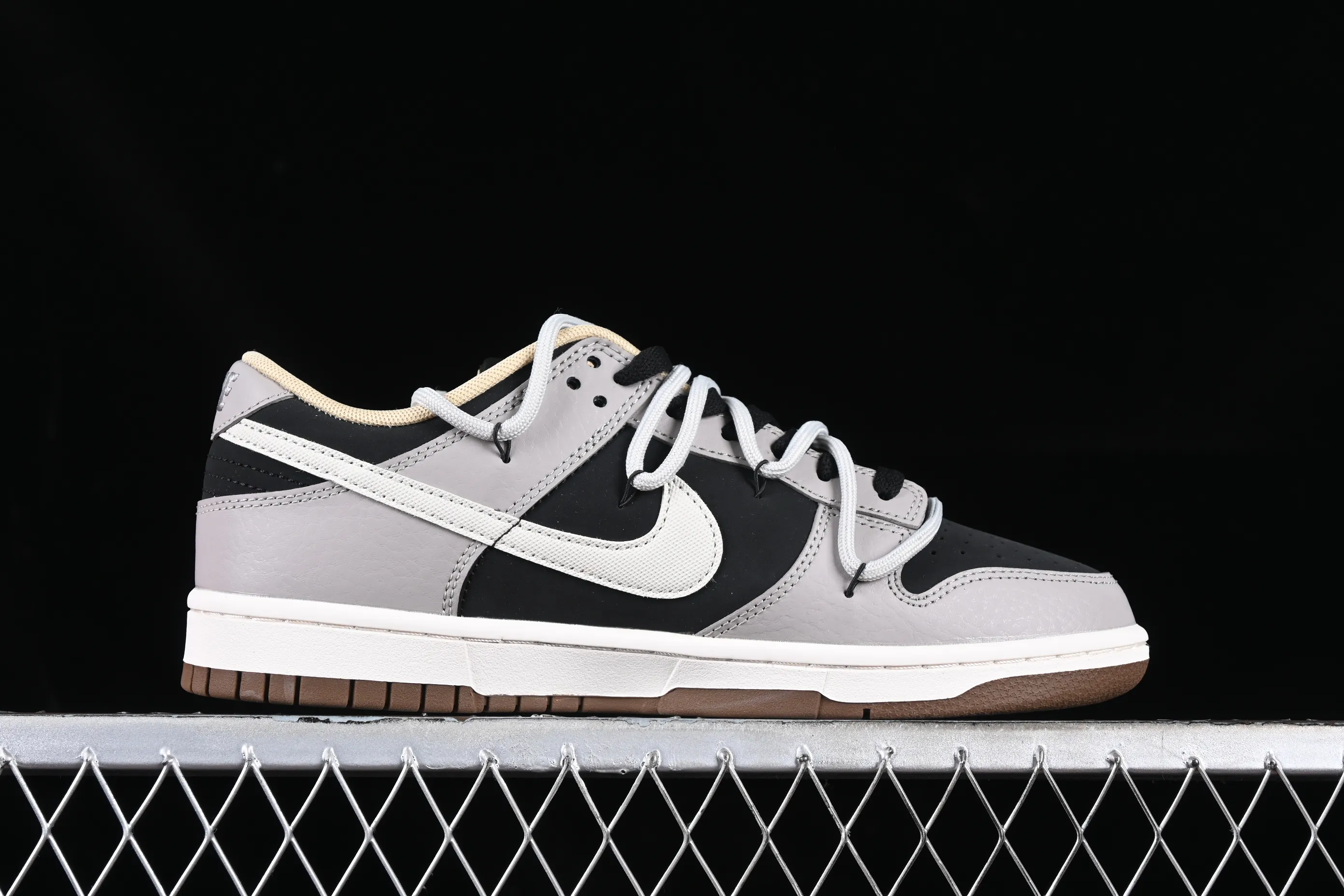 All Categories Nk SB Dunk Series Nk SB Dunk Low Low-top Sneakers Nk SB Dunk Low Bubble Jellyfish Dormant Volcano SB Strap Low-top Casual Sneakers DR9704-200